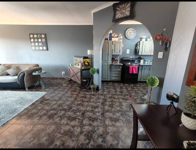 2 BEDROOM APARTMENT TO LET IN THREE RIVERS